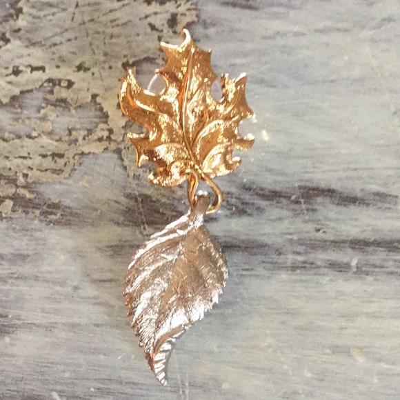 VINTAGE AVON two tone leaf earrings🍂 - Picture 2 of 4